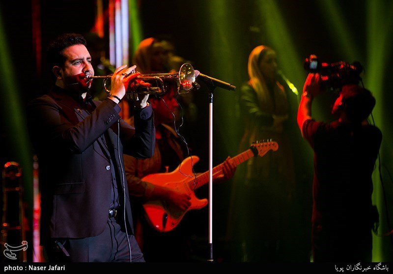 اجرای امید حاجیلی در دومین شب سی‌وسومین جشنواره موسیقی فجر- سالن ایرانیان