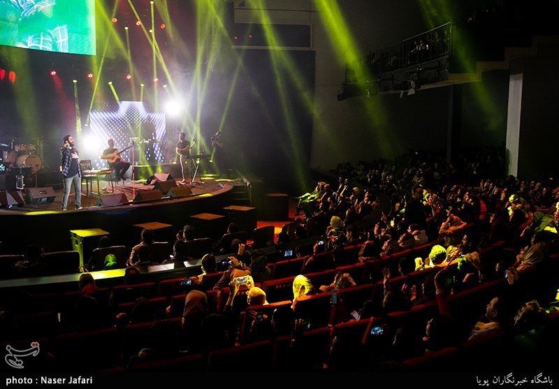 اجرای امید حاجیلی در دومین شب سی‌وسومین جشنواره موسیقی فجر- سالن ایرانیان