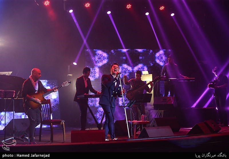کنسرت موسیقی علیرضا طلیسچی خواننده پاپ در نهمین شب سی و ششمین جشنواره موسیقی فجر
