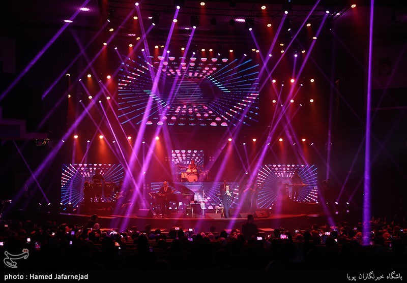 کنسرت موسیقی علیرضا طلیسچی خواننده پاپ در نهمین شب سی و ششمین جشنواره موسیقی فجر