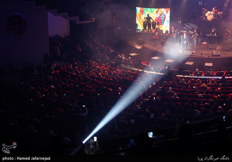 کنسرت موسیقی علیرضا طلیسچی خواننده پاپ در نهمین شب سی و ششمین جشنواره موسیقی فجر