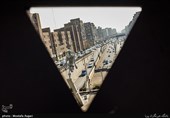 تونل توحید از دو تونل کنار هم بطول ۲۱۳۶ متر تشکیل شده که هرکدام از تونل‌ها شامل ۳ باند رفت و برگشت بوده و به عنوان نخستین تونل شمال به جنوب تهران، بزرگراه چمران را به بزرگراه نواب صفوی پیوند می‌دهد.