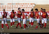 دیدار دوستانه تیم‌های فوتبال هنرمندان ایران و جهان با پیشکسوتان استقلال - کیش