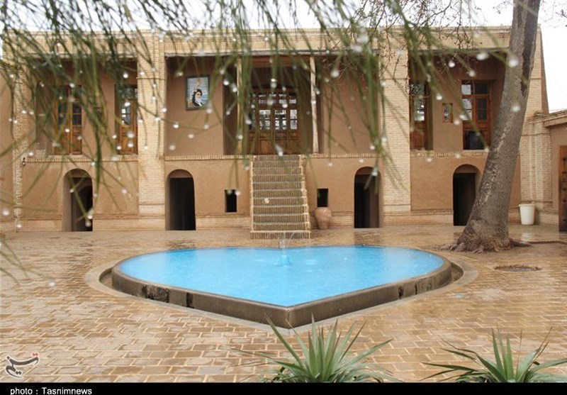 بیت امام خمینی(ره) در خمین سیاه‌پوش شد+تصاویر