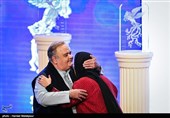 اکبر عبدی و همسرش در مراسم افتتاحیه سی‌وششمین جشنواره فیلم فجر