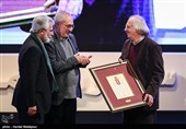 بزرگداشت محمدعلی نجفی نویسنده و کارگردان در مراسم افتتاحیه سی‌وششمین جشنواره فیلم فجر