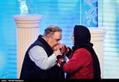 بوسه اکبر عبدی بر دستان همسرش در مراسم افتتاحیه سی‌وششمین جشنواره فیلم فجر