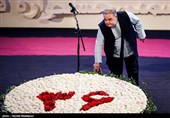 بزرگداشت اکبر عبدی در مراسم افتتاحیه سی‌وششمین جشنواره فیلم فجر