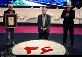 بزرگداشت منوچهر اسماعیلی مدیر دوبلاژ در مراسم افتتاحیه سی‌وششمین جشنواره فیلم فجر