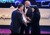 تقدیر از آذر معماریان همسر زنده‌یاد علی معلم توسط سیدعباس صالحی وزیر فرهنگ و ارشاد اسلامی