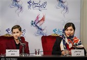 نیوشا جهانی و ارشیا عبداللهی بازیگران خردسال فیلم "بمب یک عاشقانه" در نشست خبری - سی‌وششمین جشنواره فیلم فجر
