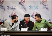 پیمان معادی کارگردان، محمود کلاری مدیر فیلمبرداری و احسان رسول‌اف تهیه‌کننده در نشست خبری فیلم "بمب یک عاشقانه" - سی‌وششمین جشنواره فیلم فجر