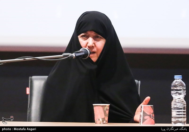 پروین سلیحی همسر شهید مرتضی لبافی نژاد در رونمایی از دو عنوان کتاب صوتی دفاع مقدس