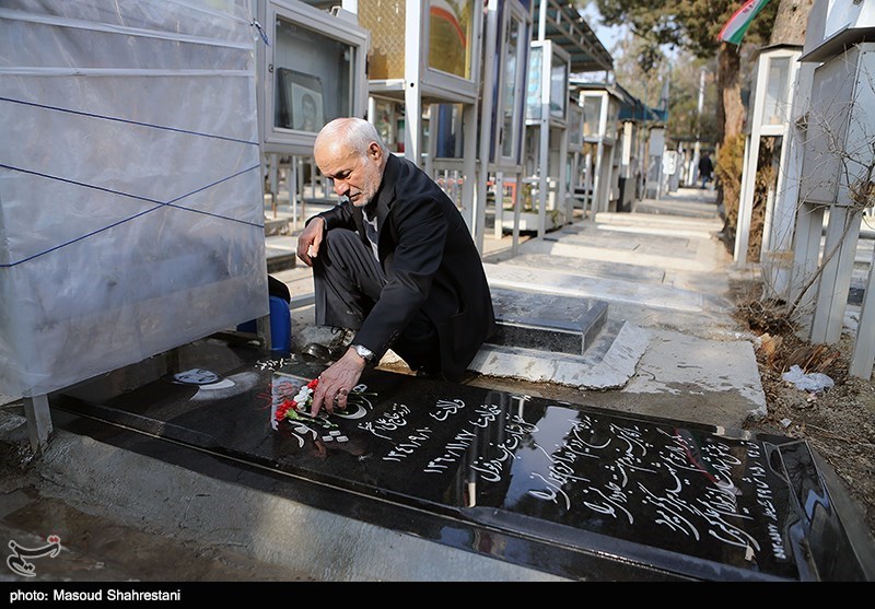 غبار روبی مزار شهدا در بهشت زهرا(س)