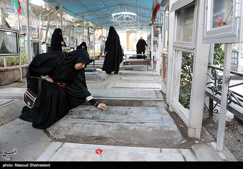 غبار روبی مزار شهدا در بهشت زهرا(س)