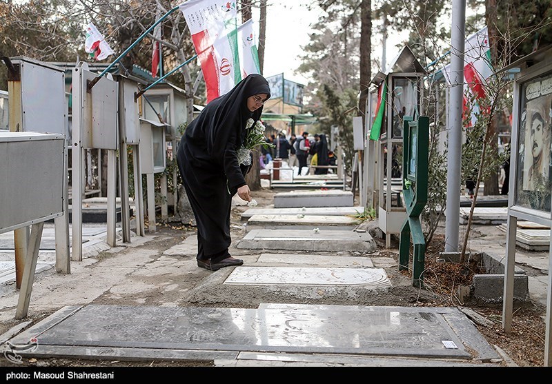 غبار روبی مزار شهدا در بهشت زهرا(س)