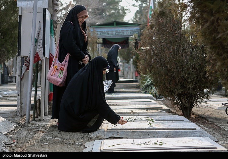 غبار روبی مزار شهدا در بهشت زهرا(س)