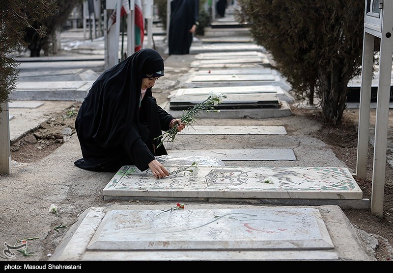 غبار روبی مزار شهدا در بهشت زهرا(س)