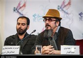 حسن مهدوی صداگذار و کیومرث محمدچناری صدابردار در نشست خبری فیلم زنانی با گوشواره‌های باروتی - سی‌وششمین جشنواره فیلم فجر