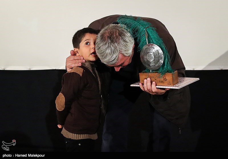 تجلیل خانواده‌های شهدای مدافع حرم از ابراهیم حاتمی‌کیا