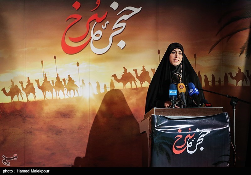 تجلیل خانواده‌های شهدای مدافع حرم از ابراهیم حاتمی‌کیا