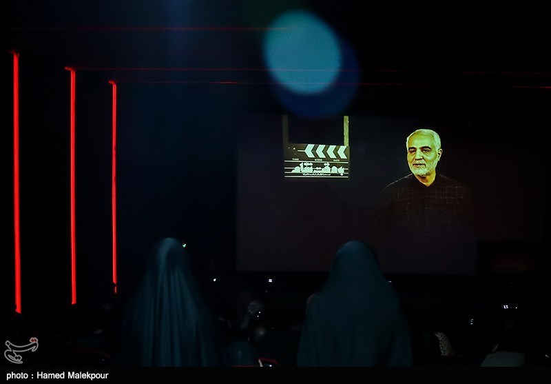 تجلیل خانواده‌های شهدای مدافع حرم از ابراهیم حاتمی‌کیا