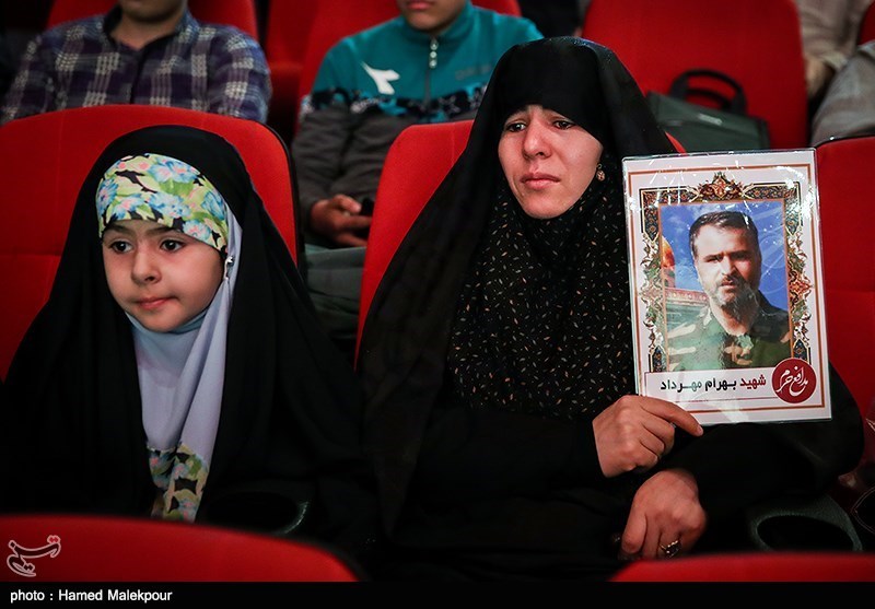 تجلیل خانواده‌های شهدای مدافع حرم از ابراهیم حاتمی‌کیا