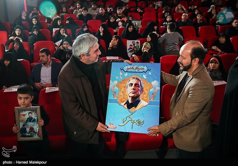 تجلیل خانواده‌های شهدای مدافع حرم از ابراهیم حاتمی‌کیا