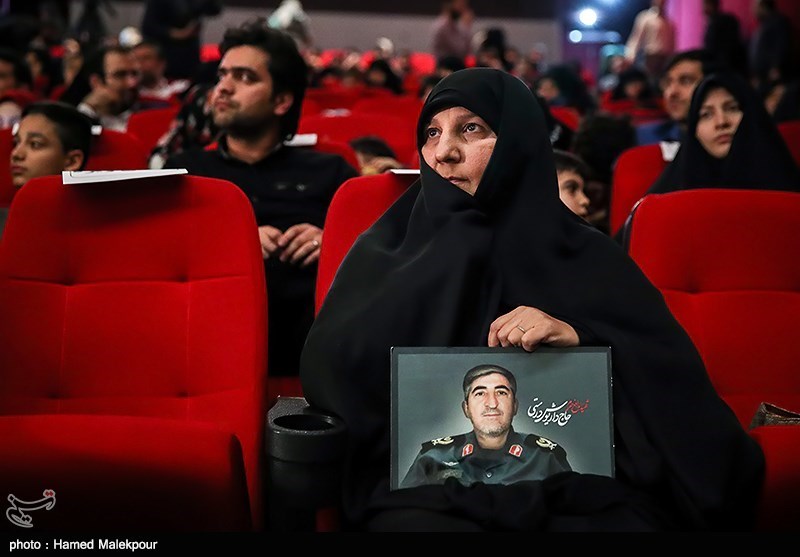 تجلیل خانواده‌های شهدای مدافع حرم از ابراهیم حاتمی‌کیا