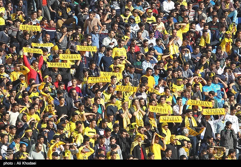 اصفهان| درگیری هواداران سپاهان و صنعت نفت در بین 2 نیمه + تصویر