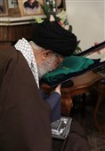 فیلم// لحظه بوسیدن لباس "شهید حدادیان" توسط امام خامنه‌ای