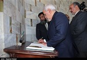 امضای دفتر یادبود در آرامگاه محمدعلی جناح قائد اعظم پاکستان توسط محمدجواد ظریف وزیر امور خارجه - کراچی پاکستان