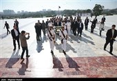 نثار تاج گل به آرامگاه محمدعلی جناح قائد اعظم پاکستان توسط محمدجواد ظریف وزیر امور خارجه - کراچی پاکستان
