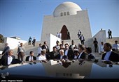 محمدجواد ظریف وزیر امور خارجه هنگام خروج از آرامگاه محمدعلی جناح قائد اعظم پاکستان - کراچی پاکستان