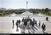 نثار تاج گل به آرامگاه محمدعلی جناح قائد اعظم پاکستان توسط محمدجواد ظریف وزیر امور خارجه - کراچی پاکستان