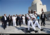 نثار تاج گل به آرامگاه محمدعلی جناح قائد اعظم پاکستان توسط محمدجواد ظریف وزیر امور خارجه - کراچی پاکستان
