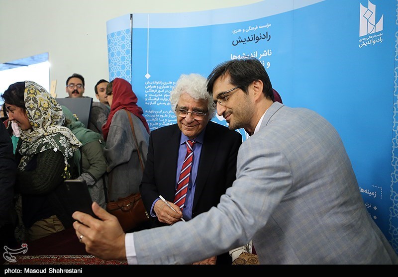 مراسم رونمایی ازمجموعه آثار رویس چکناواریان