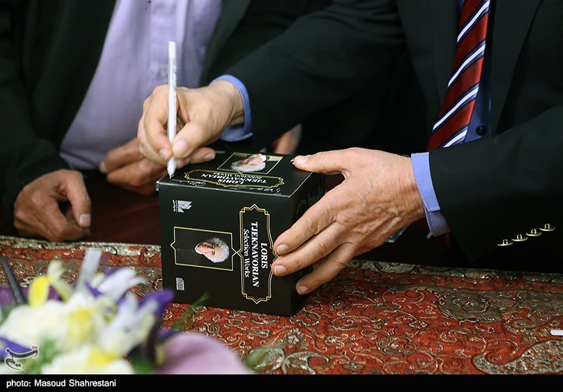 مراسم رونمایی ازمجموعه آثار رویس چکناواریان