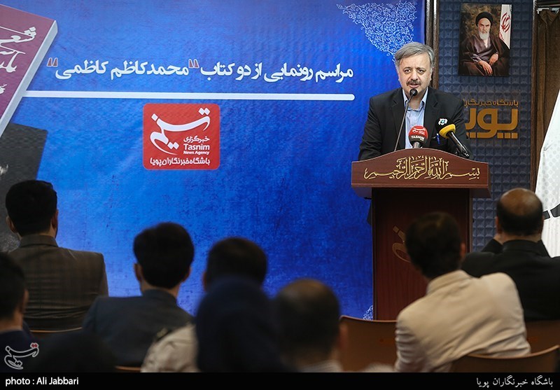 مراسم رونمایی از دو کتاب شعرپارسی و روزنه نوشته محمد کاظم کاظمی