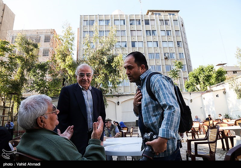 نشست عکاسان پیشکسوت انقلاب و دفاع مقدس