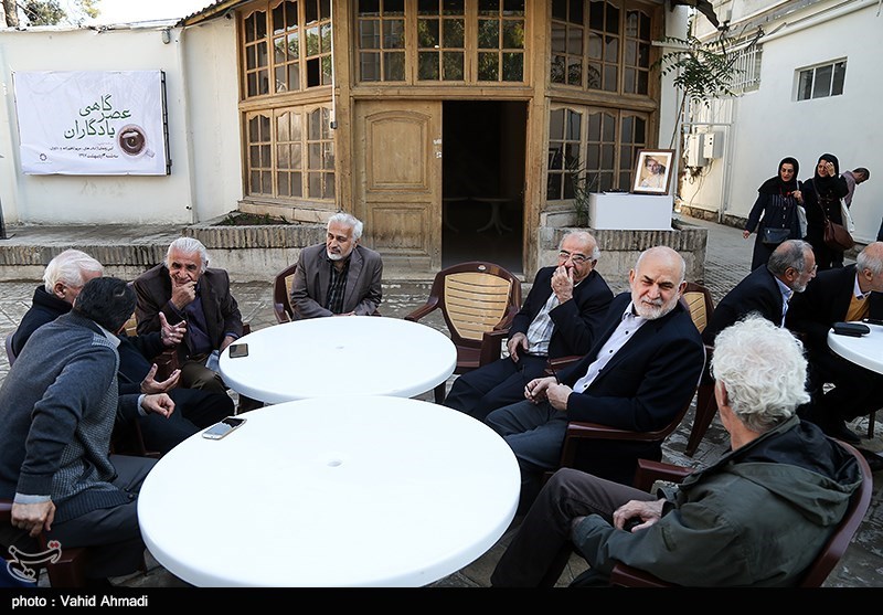 نشست عکاسان پیشکسوت انقلاب و دفاع مقدس