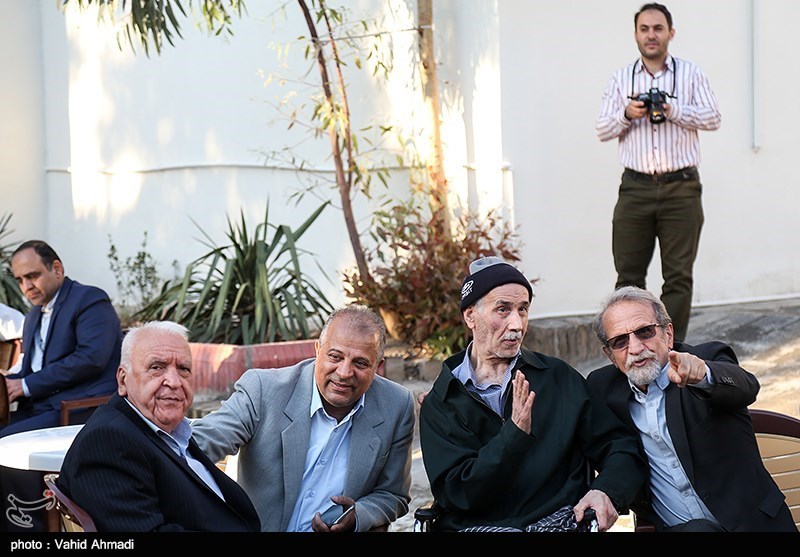 نشست عکاسان پیشکسوت انقلاب و دفاع مقدس
