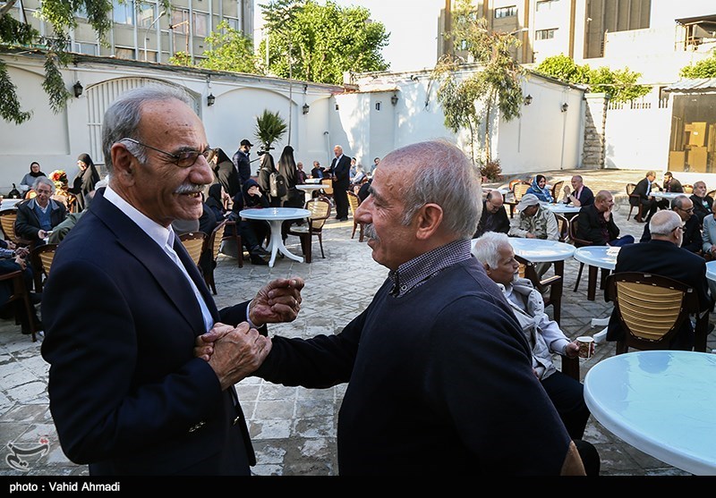 نشست عکاسان پیشکسوت انقلاب و دفاع مقدس