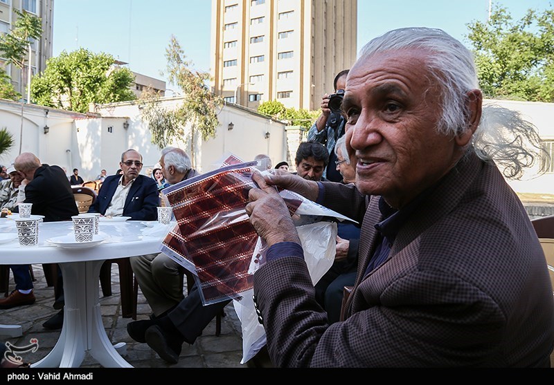 نشست عکاسان پیشکسوت انقلاب و دفاع مقدس