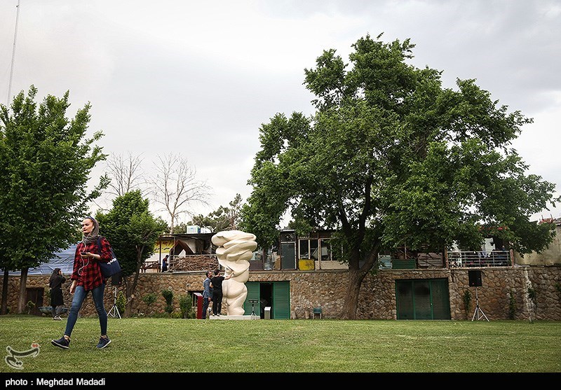 رونمایی از مجسمه ریشه‌ها و سنگ‌ها اثر تونی کرگ
