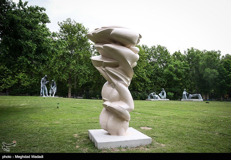 رونمایی از مجسمه ریشه‌ها و سنگ‌ها اثر تونی کرگ