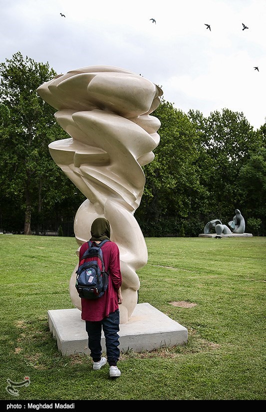 رونمایی از مجسمه ریشه‌ها و سنگ‌ها اثر تونی کرگ