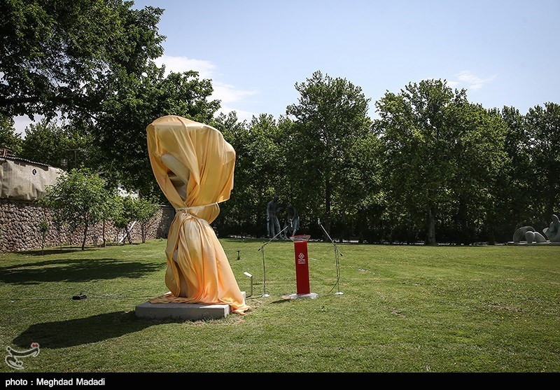 رونمایی از مجسمه ریشه‌ها و سنگ‌ها اثر تونی کرگ