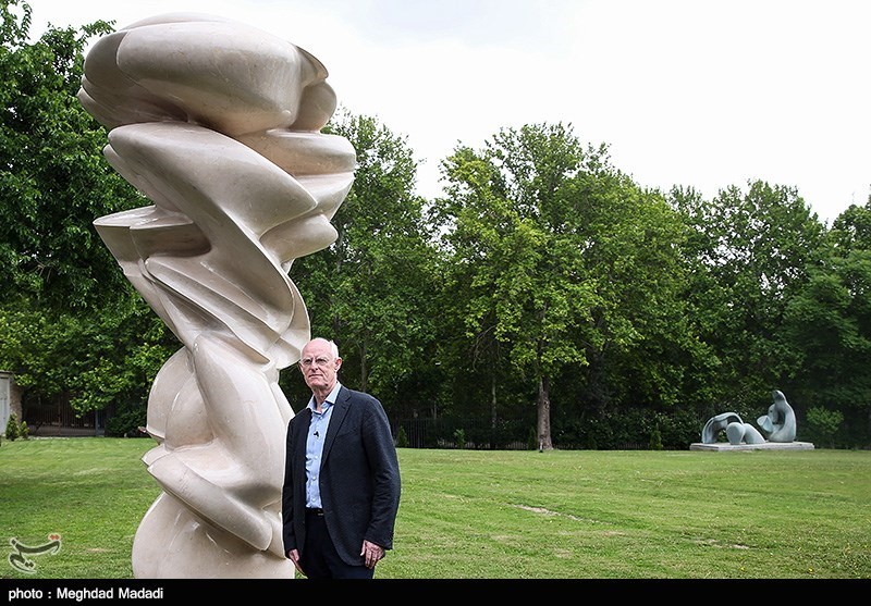 رونمایی از مجسمه ریشه‌ها و سنگ‌ها اثر تونی کرگ