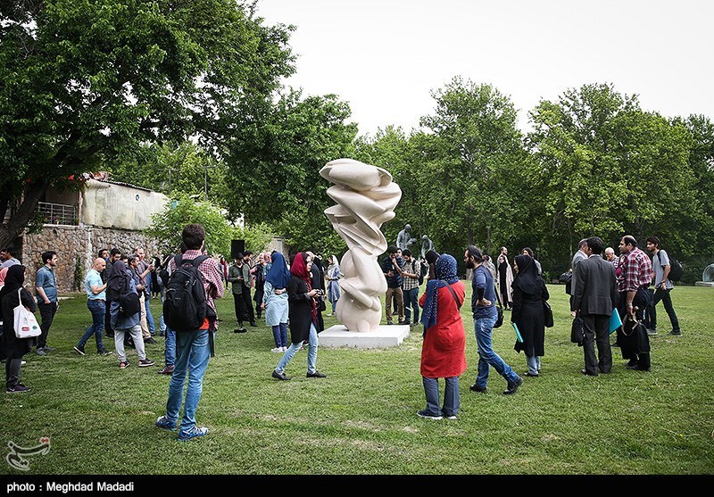 رونمایی از مجسمه ریشه‌ها و سنگ‌ها اثر تونی کرگ
